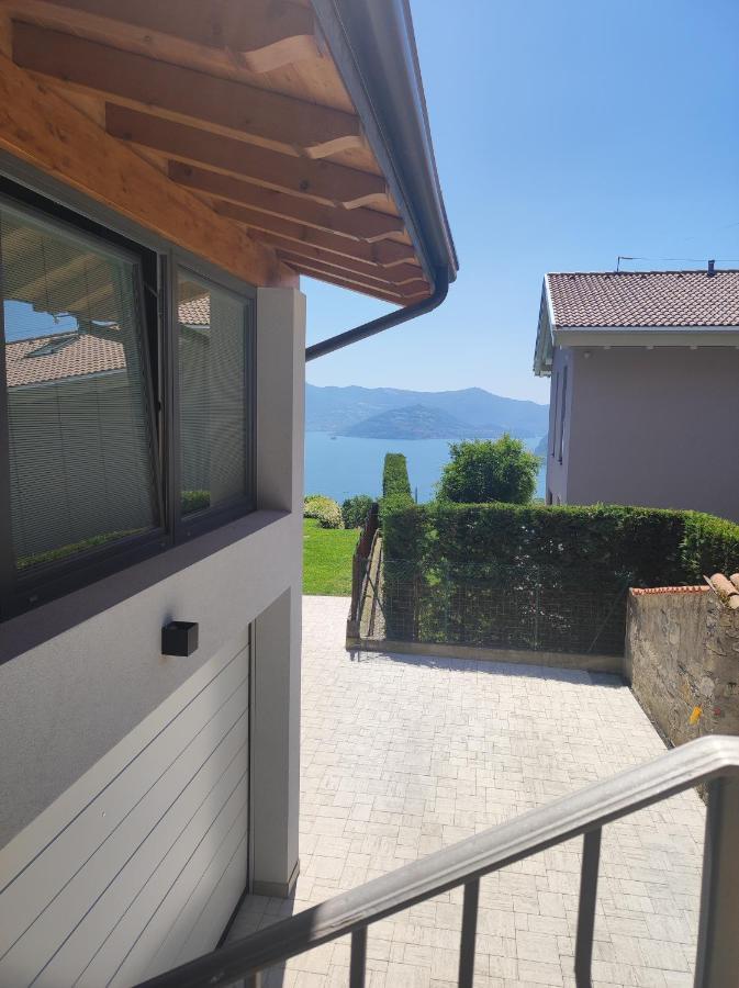 Luminoso Appartamento Vista Lago Solto Collina Exteriör bild