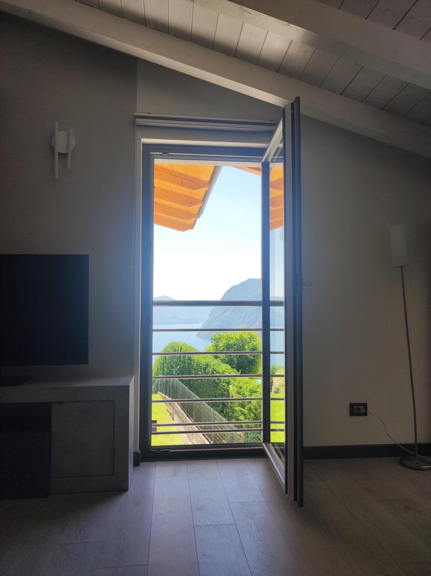 Luminoso Appartamento Vista Lago Solto Collina Exteriör bild