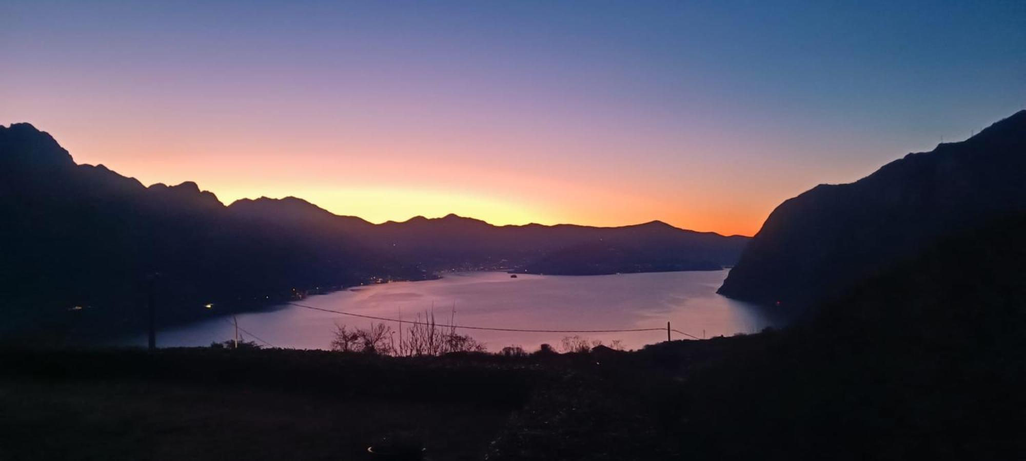 Luminoso Appartamento Vista Lago Solto Collina Exteriör bild
